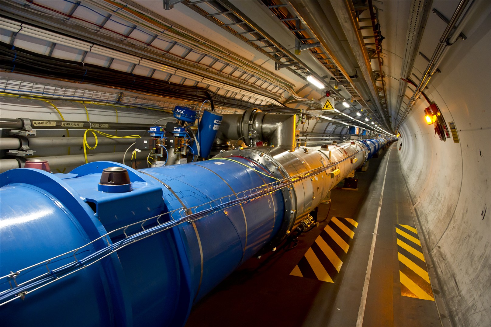 Moon's Tides Affect Humongous Atom Smasher, Too